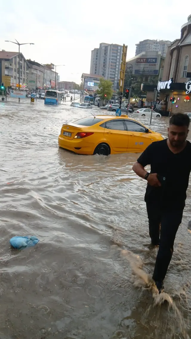 Ankara'da sağanak yağış hayatı felç etti