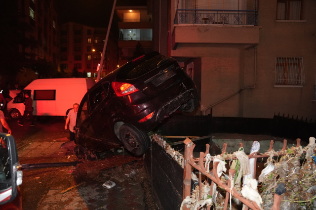 Ankara'da selin şiddetini en iyi anlatan görüntü! Sular, evin duvarını patlattı