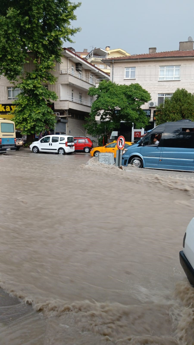 Ankara'da selin şiddetini en iyi anlatan görüntü! Sular, evin duvarını patlattı
