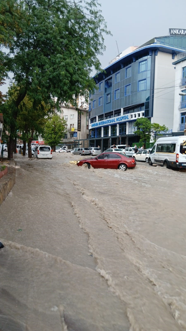 Ankara'da selin şiddetini en iyi anlatan görüntü! Sular, evin duvarını patlattı