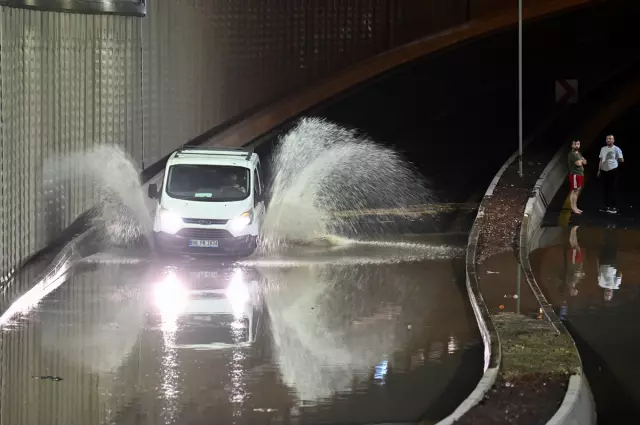Ankara'da selin şiddetini en iyi anlatan görüntü! Sular, evin duvarını patlattı