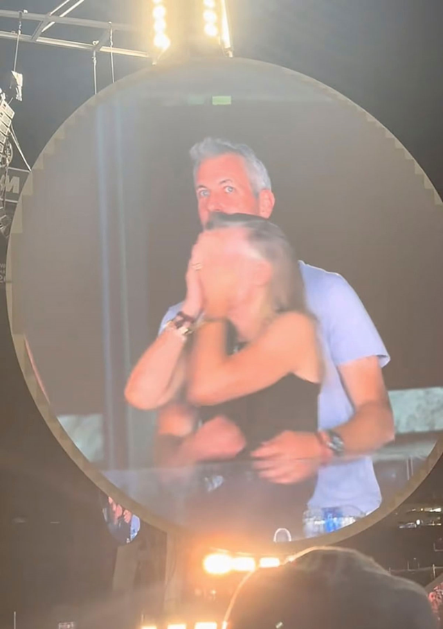Dev şirketin CEO'su konserde eşini aldatırken kameralara yakalandı