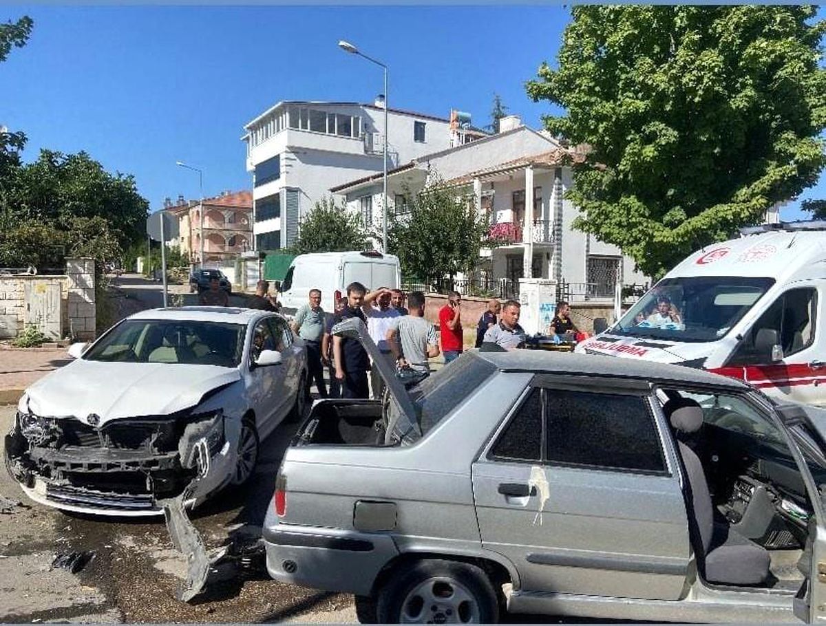 Elazığ\'da Trafik Kazası: 3 Yaralı