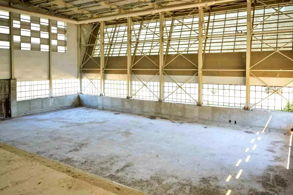 Esenyurt\'ta Spor Salonu Projesi Yeniden Başlatıldı
