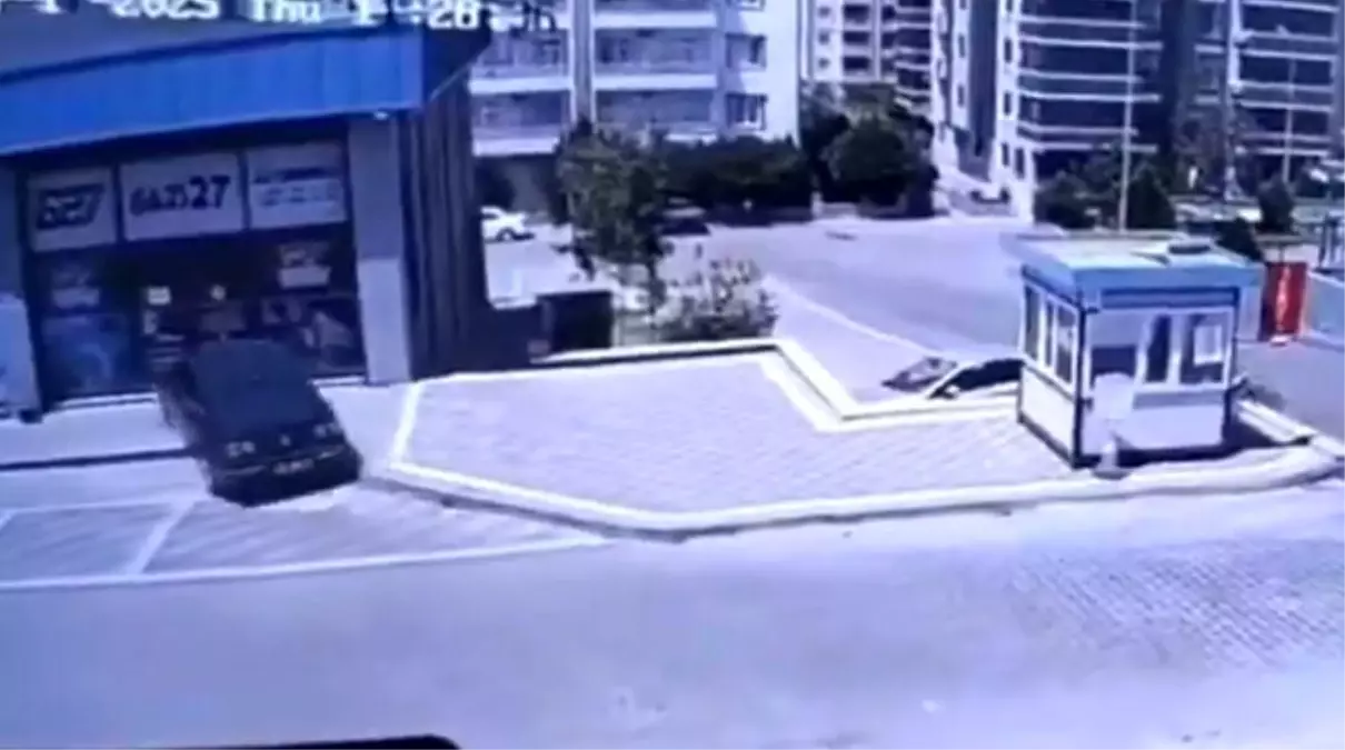 Gaziantep\'te Kaza: Otomobil Dükkanın İçine Girdi