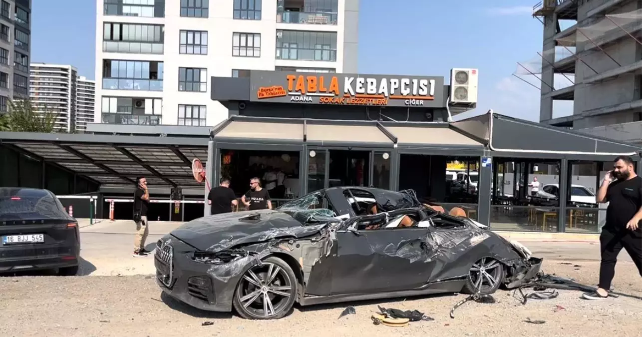 Bursa\'da Vinç Devrildi, Operatör Mahsur Kaldı