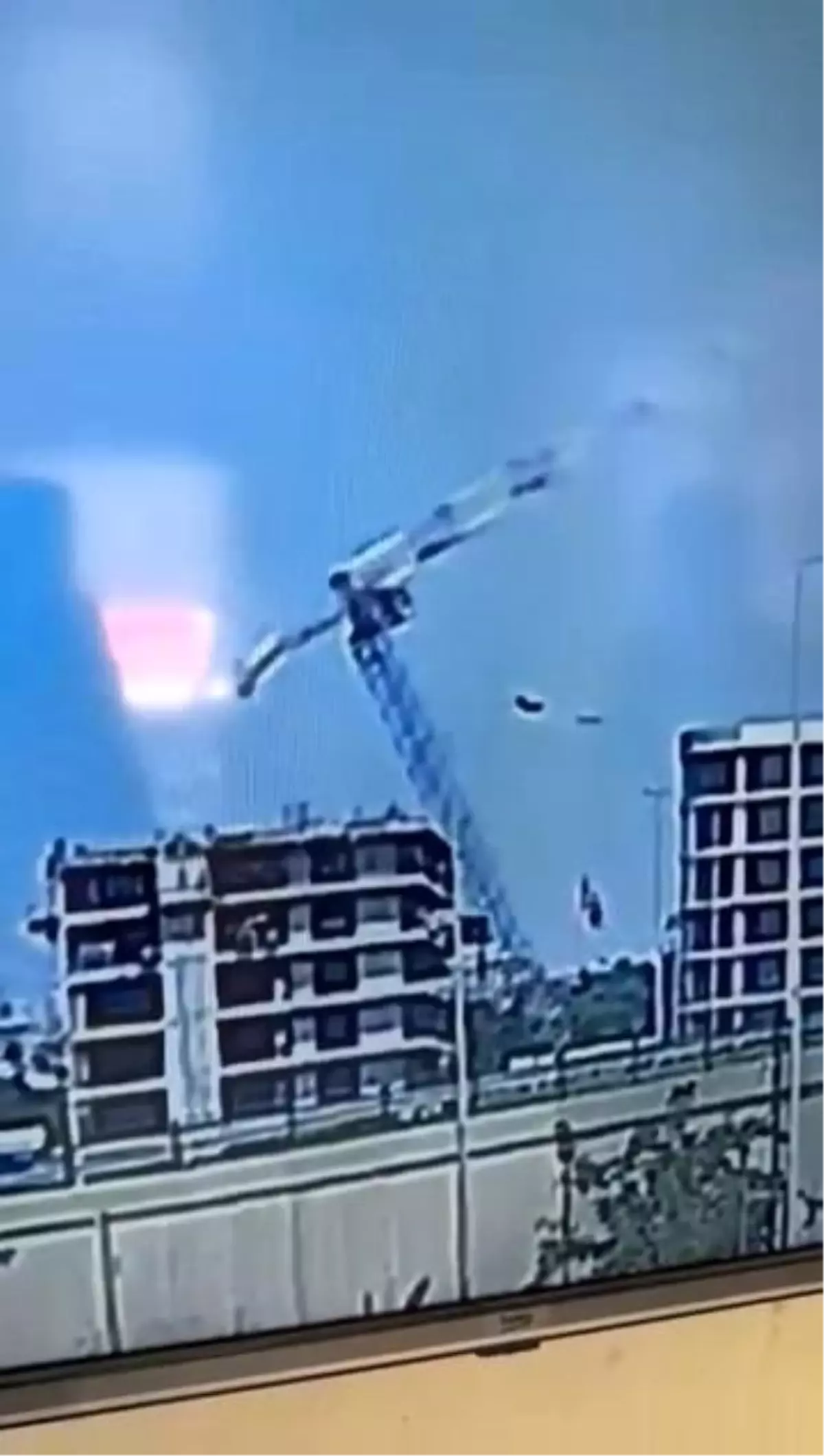 Bursa\'da Vinç Devrildi, Operatör Mahsur Kaldı