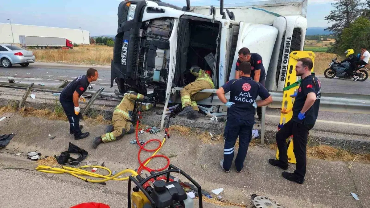 Bursa\'da Kamyon Devrildi, Sürücü Yaralandı