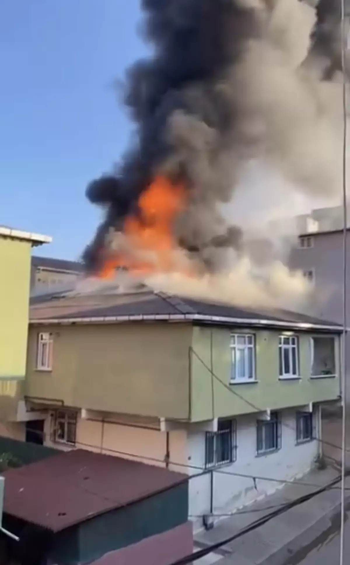 Sultanbeyli\'de Çatı Yangını