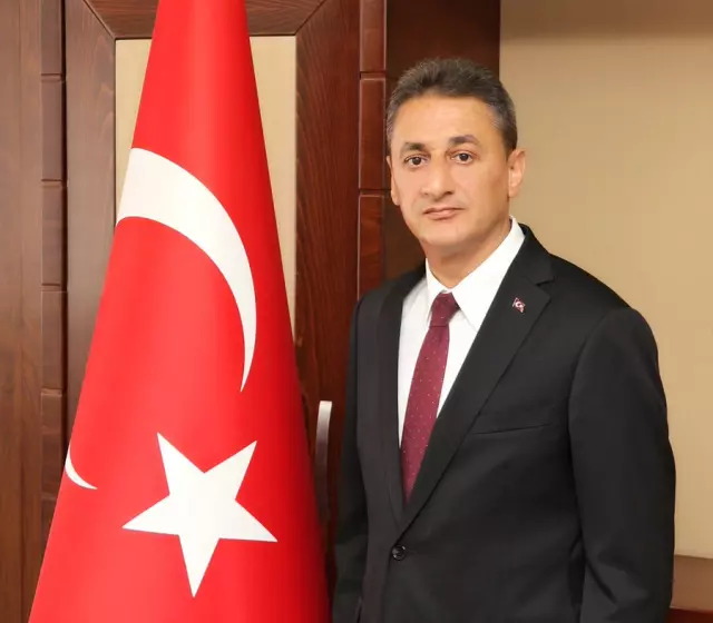 Trafik kazası geçiren eski Bitlis Valisi Erol Karaömeroğlu hayatını kaybetti