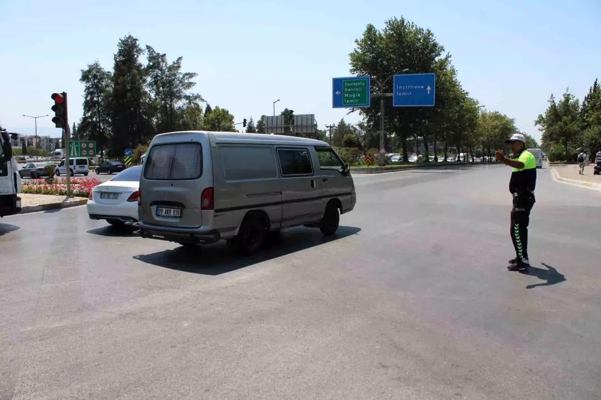 Yangın, Aydın-İzmir Otoyolu\'nda Trafik Sıkışıklığına Neden Oldu