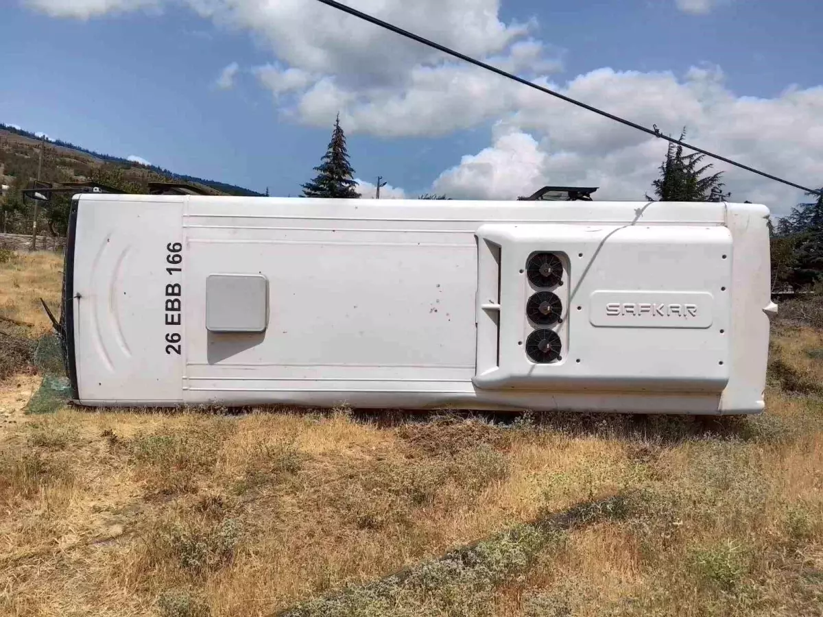 Eskişehir\'de Belediye Otobüsü Devrildi: 2 Yaralı