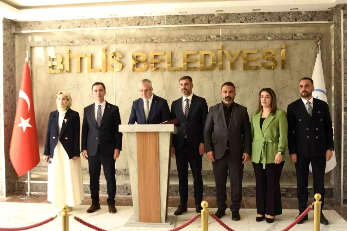 Bakan Işıkhan, Türkiye Yüzyılında Çalışma Hayatı Buluşmaları İçin Bitlis\'i Ziyaret Etti
