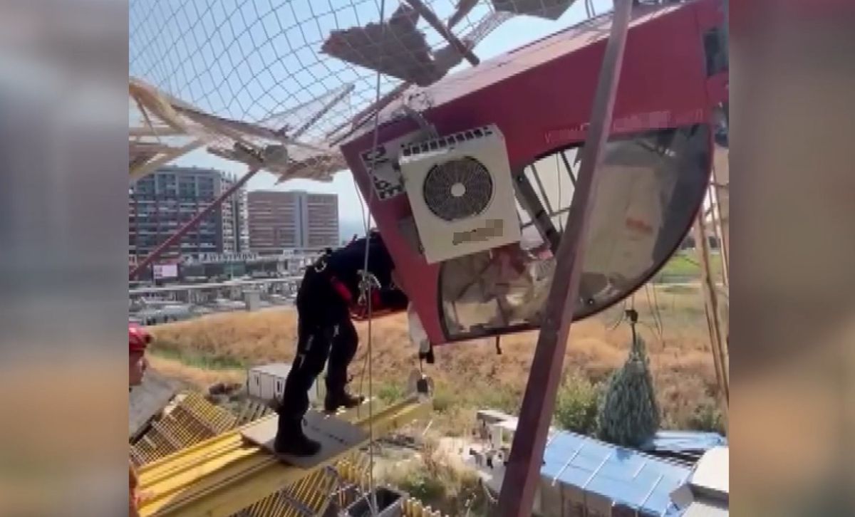 Bursa\'da Kule Vinç Devrildi, Operatör Kurtarıldı