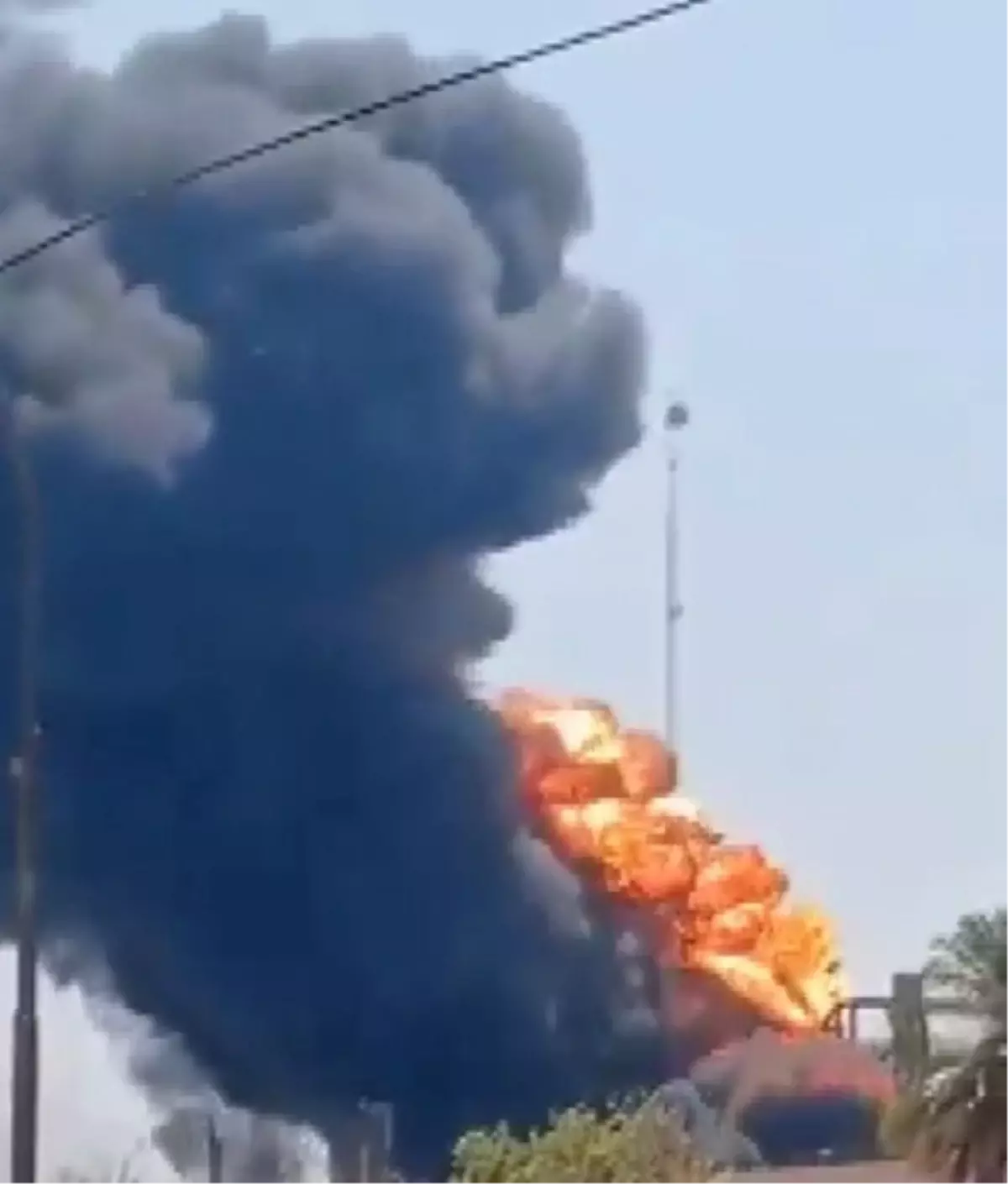 İran\'da Petrol Rafinerisinde Yangın: 1 Ölü