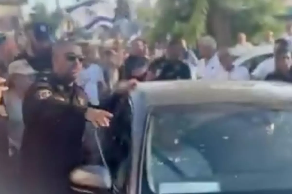 İsrailliler Arap milletvekilinin aracına saldırıp, "Araplara ölüm" sloganları attı