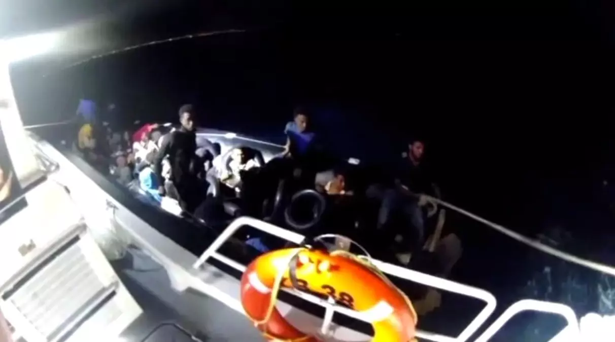Çeşme\'de 37 Düzensiz Göçmen Kurtarıldı