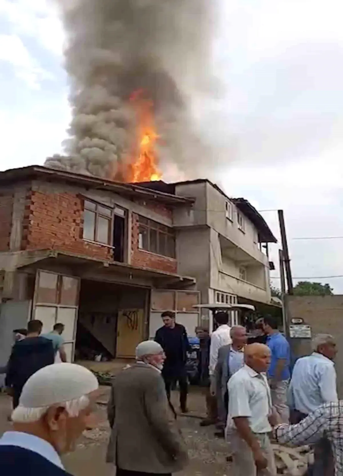 Kastamonu\'da Yıldırım Düşmesiyle Yangın Çıktı