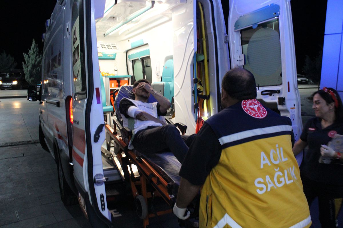 Aksaray\'da Bıçaklı Kavga: İki Arkadaş Yaralı