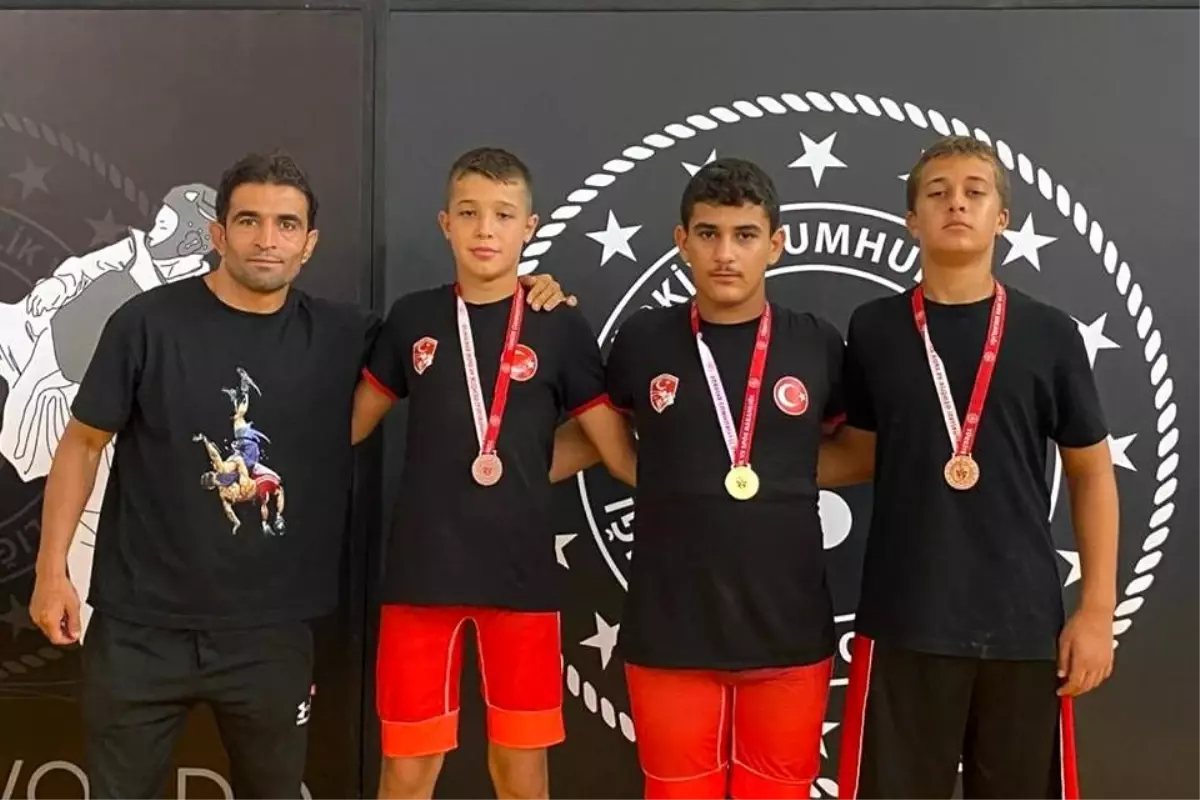 Manavgat Belediyesi Güreş Kulübü\'nde minik sporculardan madalya yağmuru