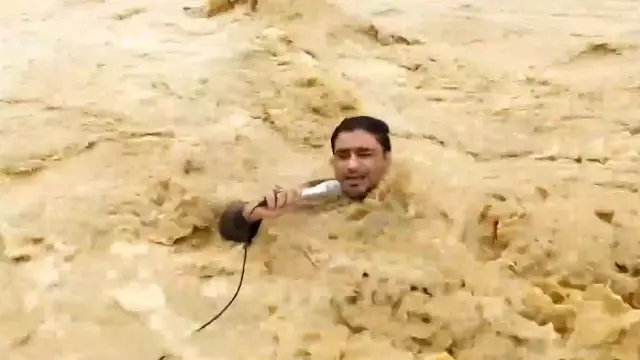 Sel sularının içinde yayın yapan muhabir akıntıya kapıldı