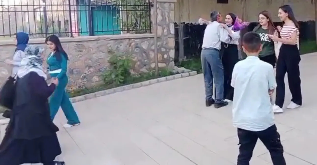 YKS çıkışında babası tarafından çiçekle karşılanan öğrenci Türkiye 10 bin 840\'ıncısı oldu