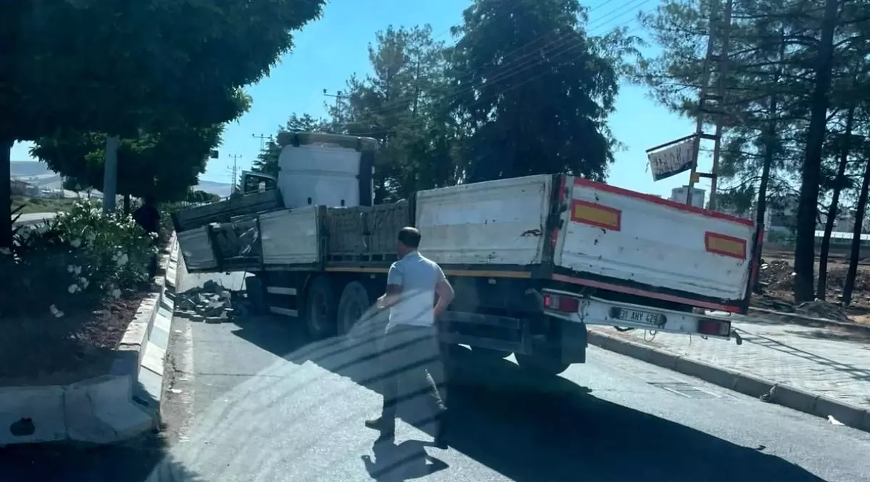 Siirt\'te Tır Dorsesi Ayrıldı, Kaza Yok