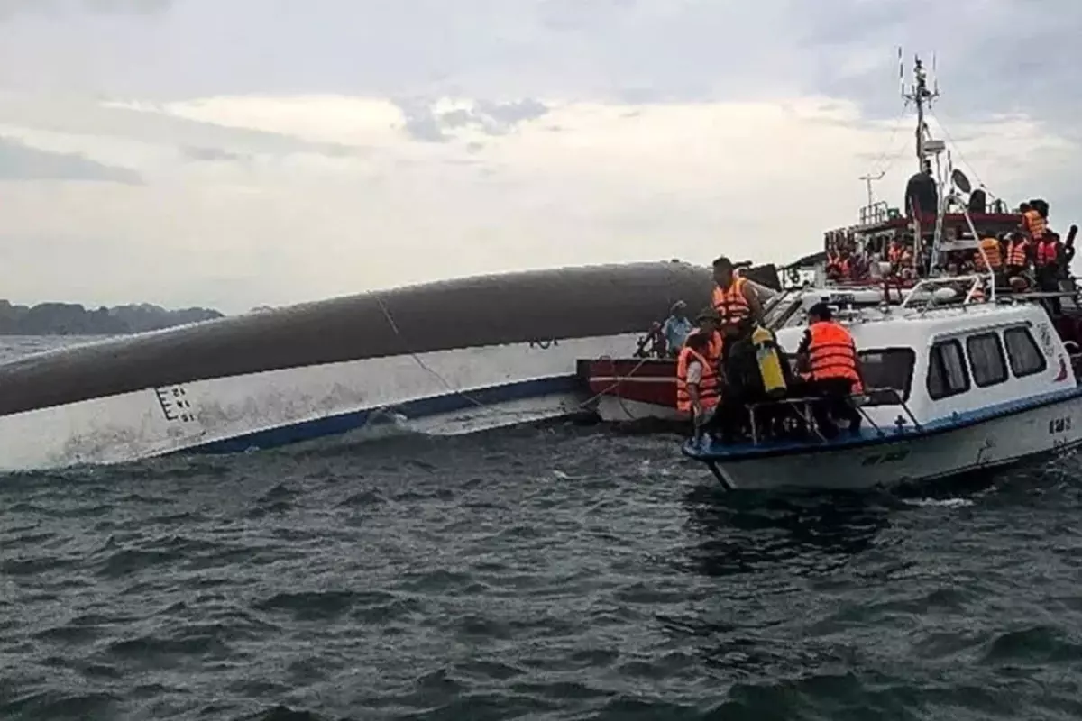 Vietnam\'da tur teknesi alabora oldu: 27 ölü