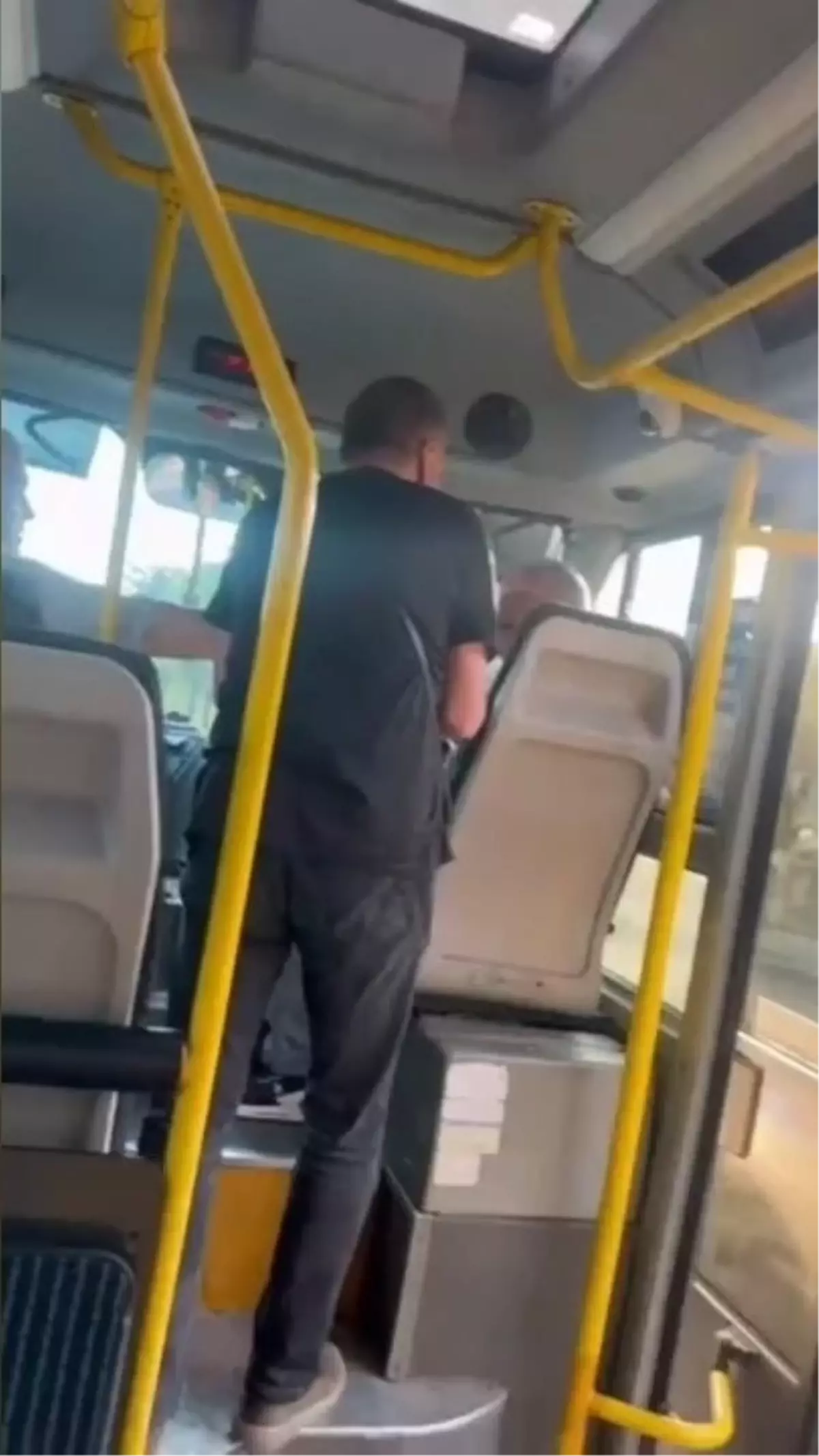 "Ayağıma bastın" tartışmasında yolcuya yumruk attı: Seni delik deşik ederim