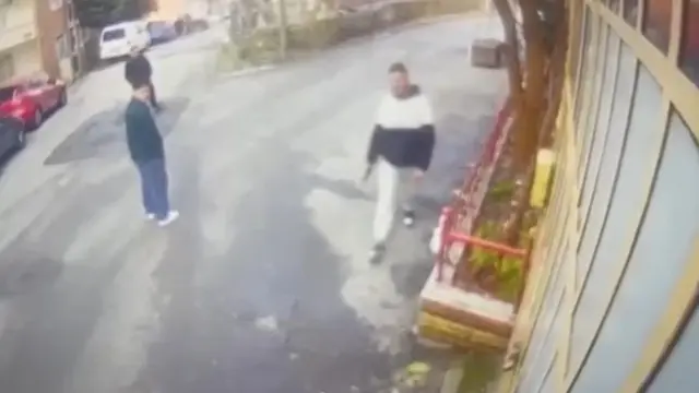 Kuaförde başına çizik atan arkadaşına kurşun yağdırdı