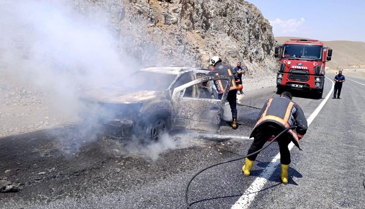 Malatya-Çelikhan Yolunda Araç Yangını: İtfaiye Müdahale Etti