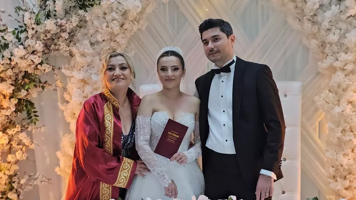 Anne Nikah Memuru, Kızıyla Damadı Evlendirdi