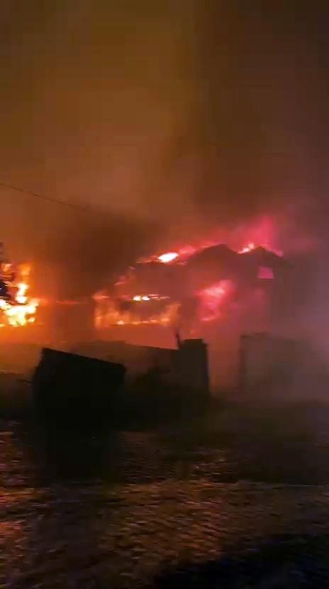 Sakarya'daki orman yangını tahliye edilen mahalleye sıçradı: Evler alev topuna döndü