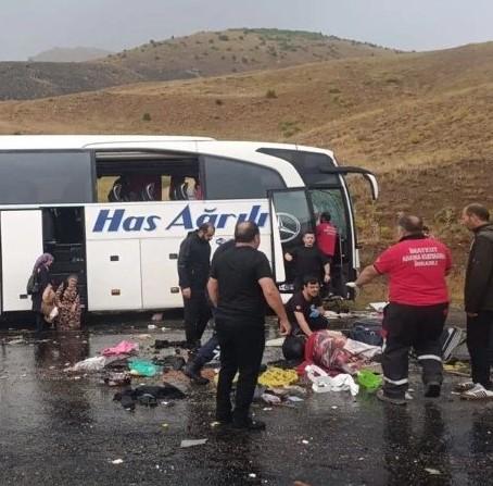 Sivas'ta yolcu otobüsü devrildi! 3 kişi öldü, 24 kişi yaralandı