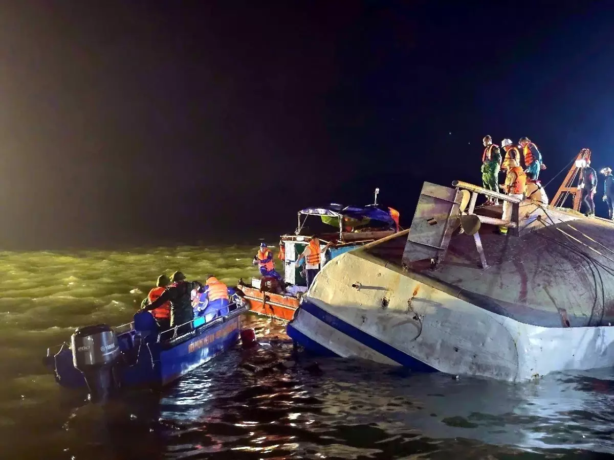 Vietnam\'da Tekne Alabora Oldu: 37 Ölü