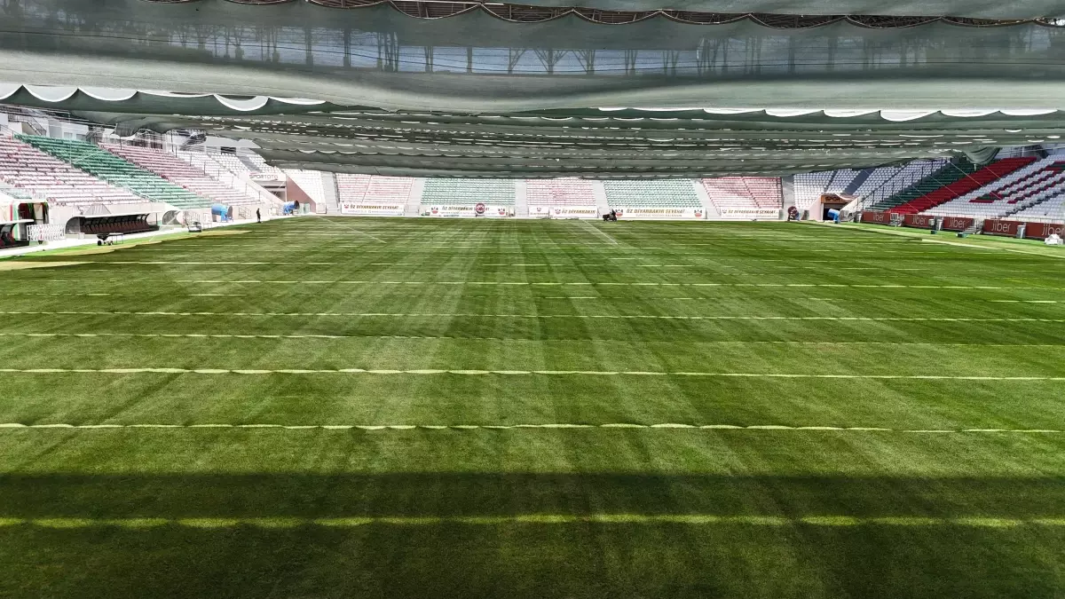 Diyarbakır Stadyumu\'nun Zemini Yenileniyor