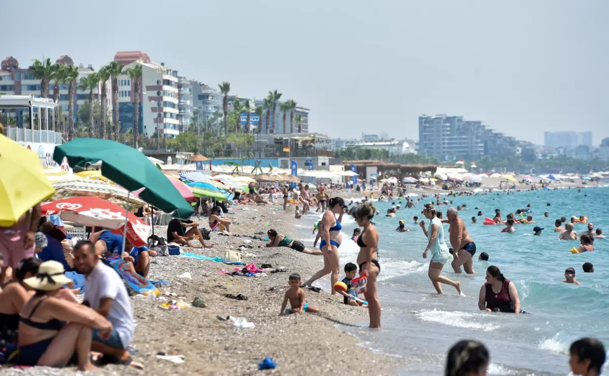 \'53 derece\' uyarısı yapılan Antalya\'da vatandaşlar soluğu sahillerde aldı
