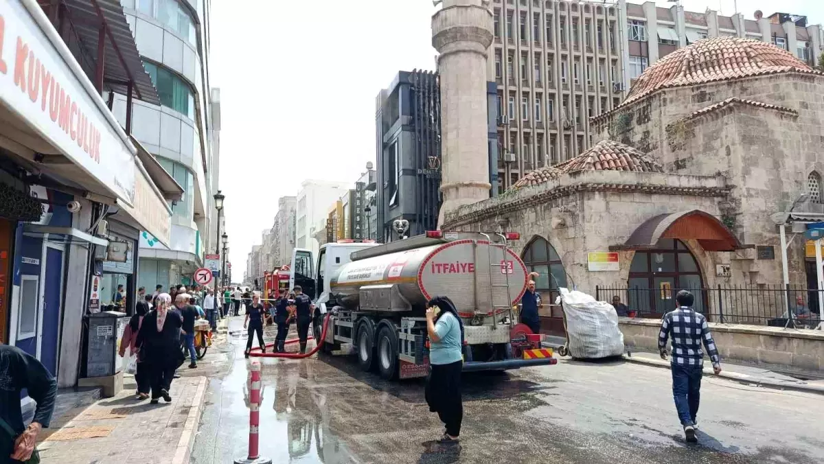 Adana\'da Kuyumcu Yangını Paniğe Neden Oldu