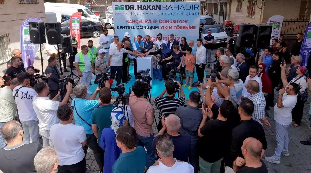 Bahçelievler\'de 21 bina kentsel dönüşüm kapsamında yıkıldı