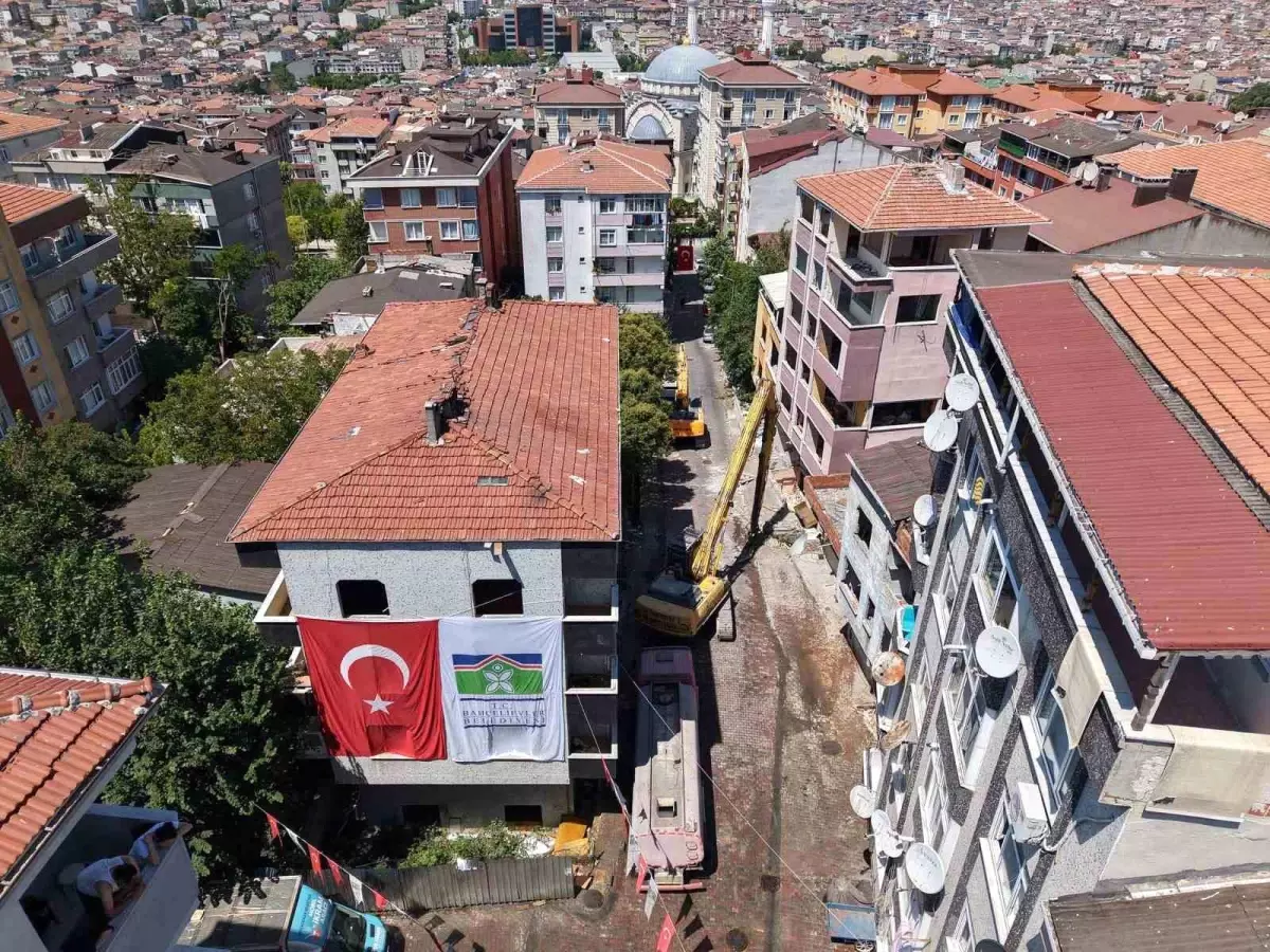 Bahçelievler\'de Kentsel Dönüşüm İçin İlk Yıkım Gerçekleştirildi