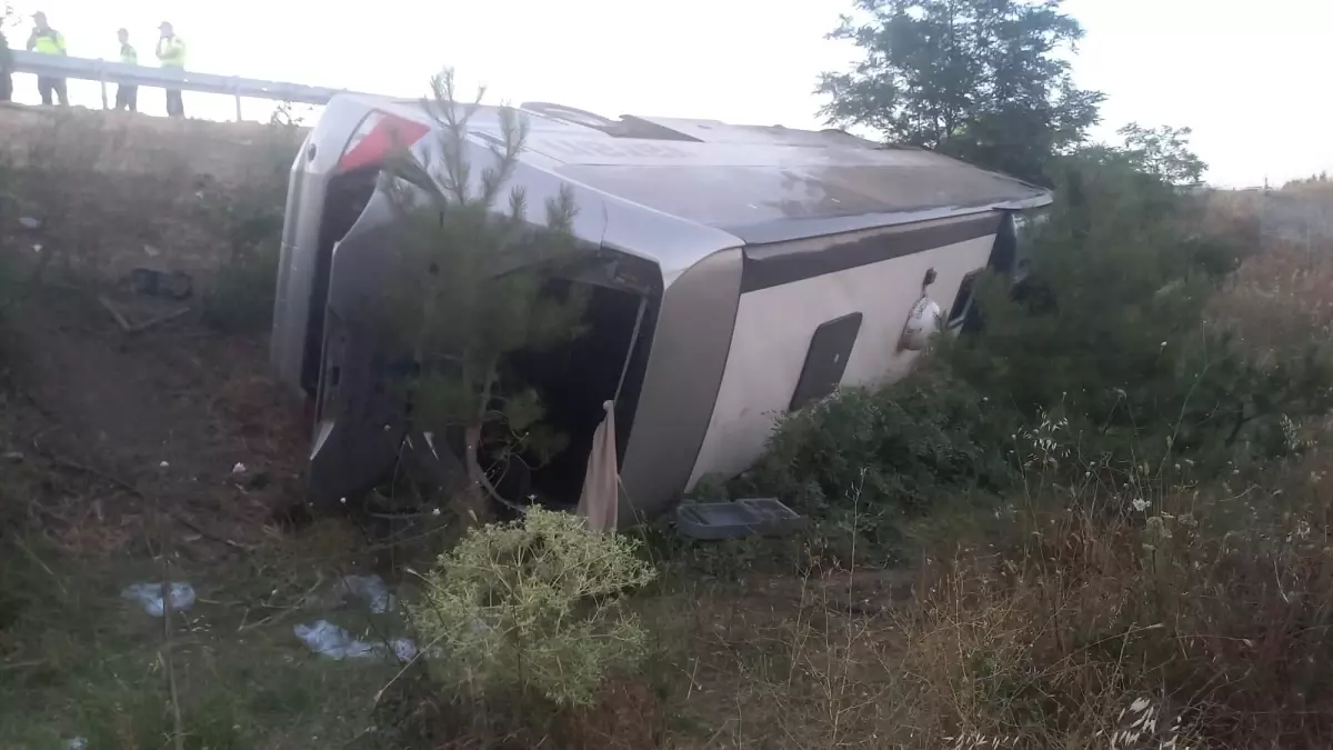 Balıkesir\'de yolcu otobüsü şarampole devrildi: 27 yaralı