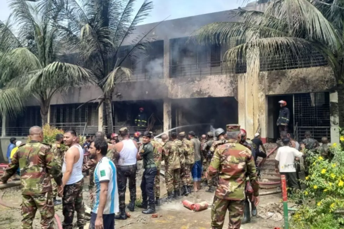 Bangladeş\'te askeri uçak okul binasının üzerine düştü: Çok sayıda ölü var