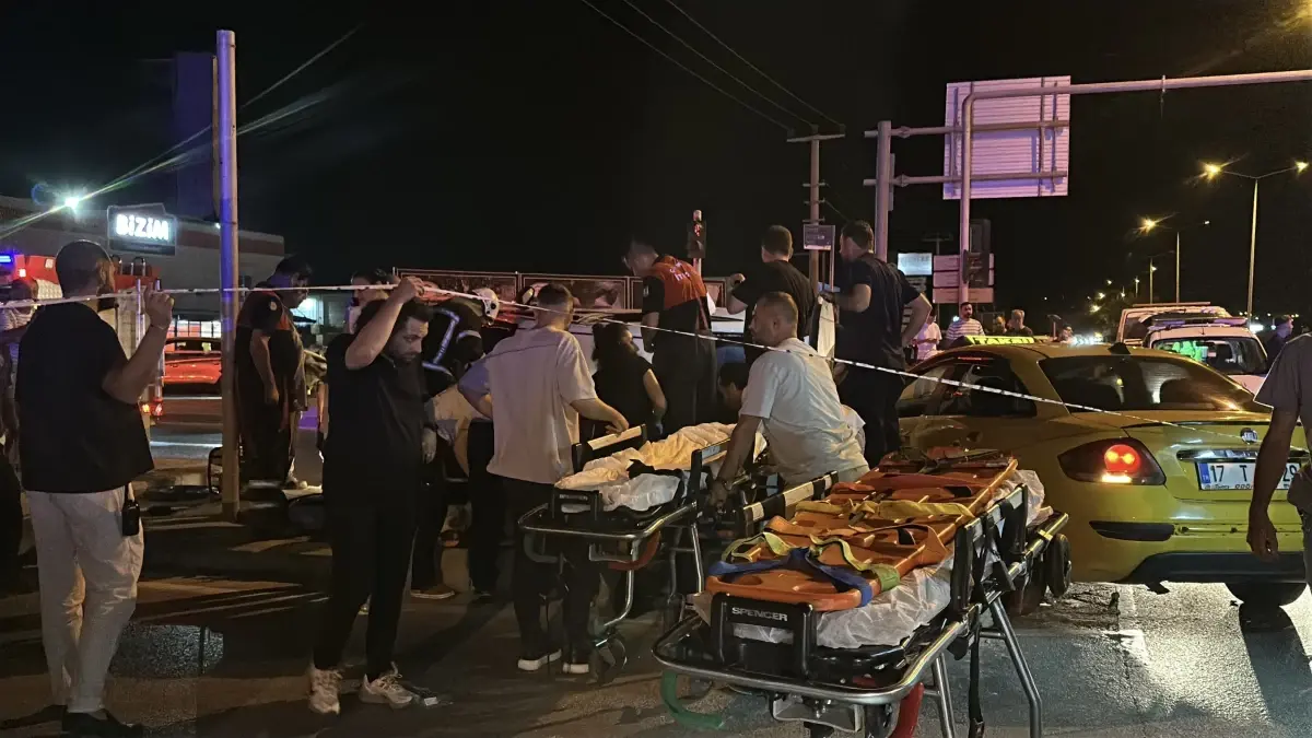 Çanakkale\'de Taksi ve Otomobil Çarpıştı