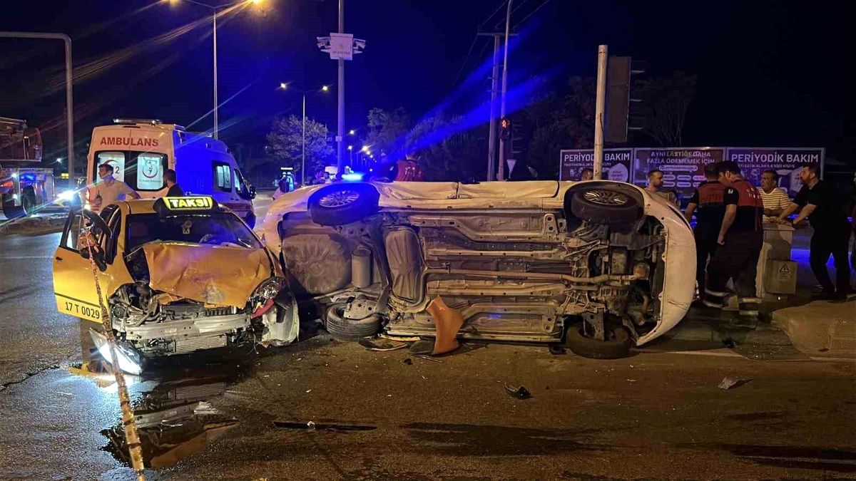 Çanakkale\'de Trafik Kazası: 8 Yaralı