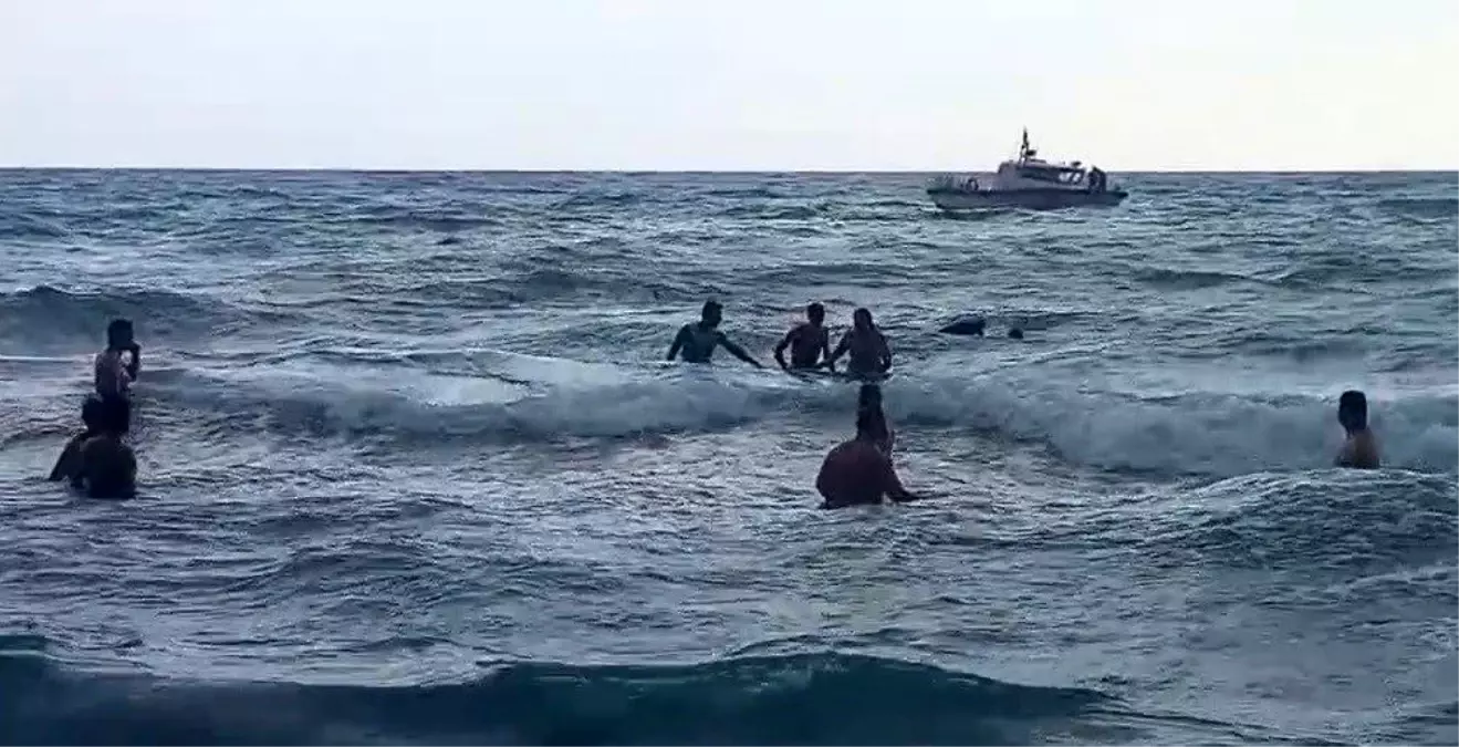 Hatay\'da Boğulma Tehlikesi Geçiren Yabancı Uyruklu Şahıs Kurtarıldı