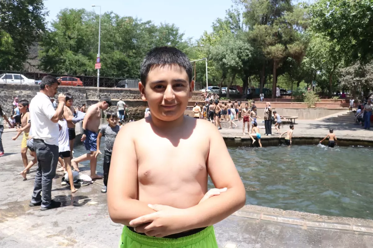 Diyarbakır\'da 46 Dereceye Rağmen Çocuklar Havuzda Serinliyor