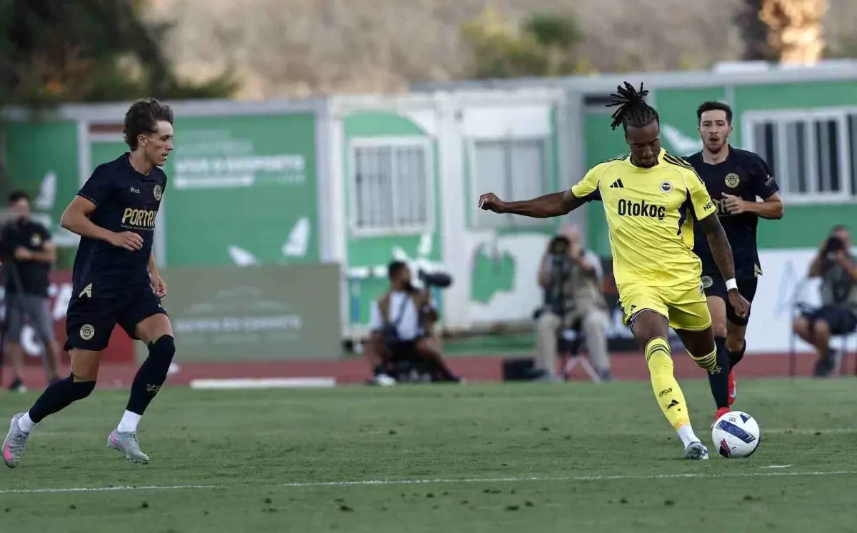 Fenerbahçe, Leiria\'yı 2-0 Geçti