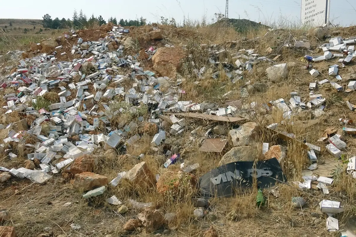 Aracını yol kenarına park eden sürücü, yüzlerce kutu ilaç buldu