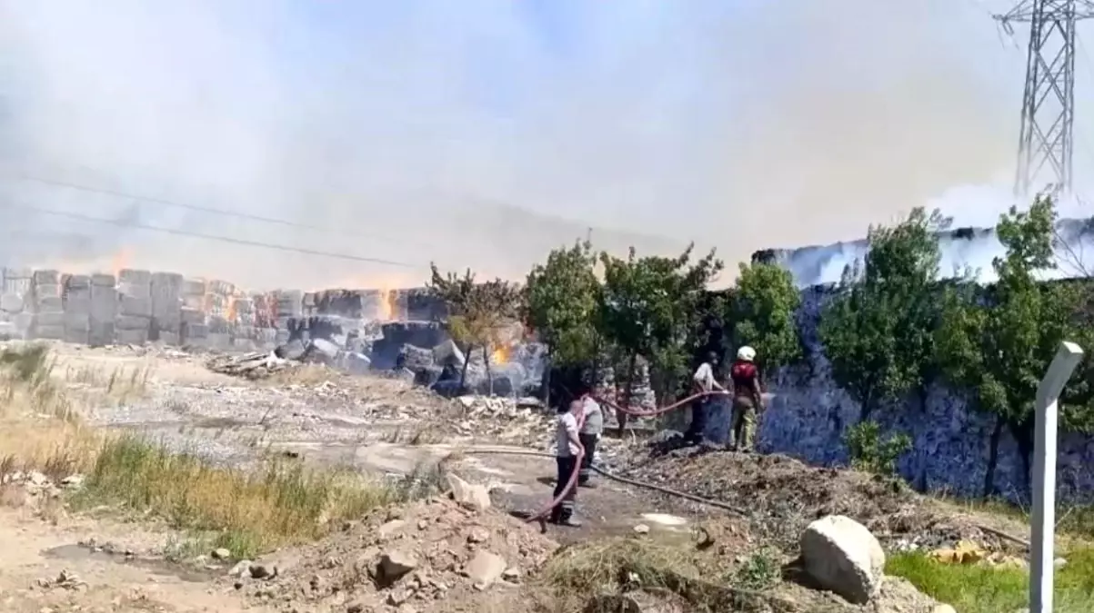 Torbalı\'da Kağıt Fabrikasında Yangın