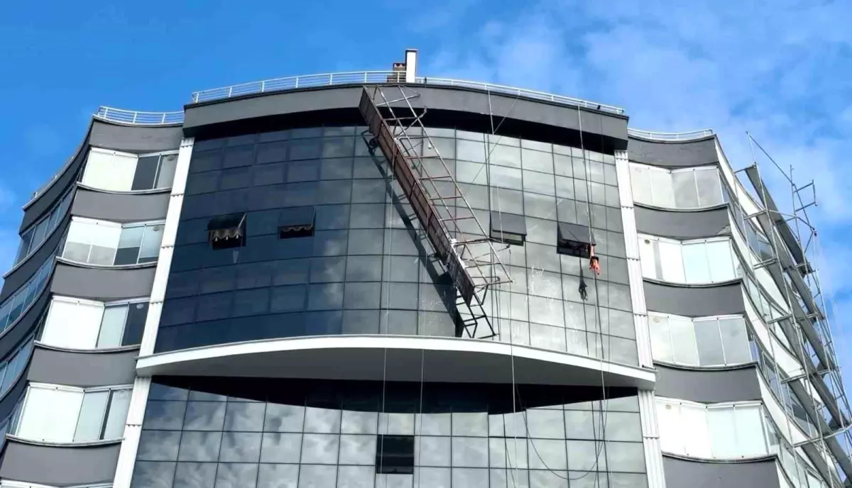 Samsun\'da İşçiler Yükseklikten Kurtuldu